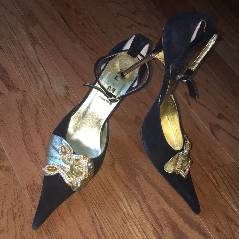 Beautiful shoes. Like new. Size 39 . Suede .